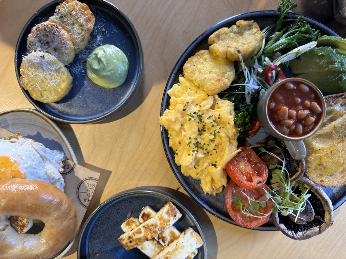Ezra & Gil — Cafe